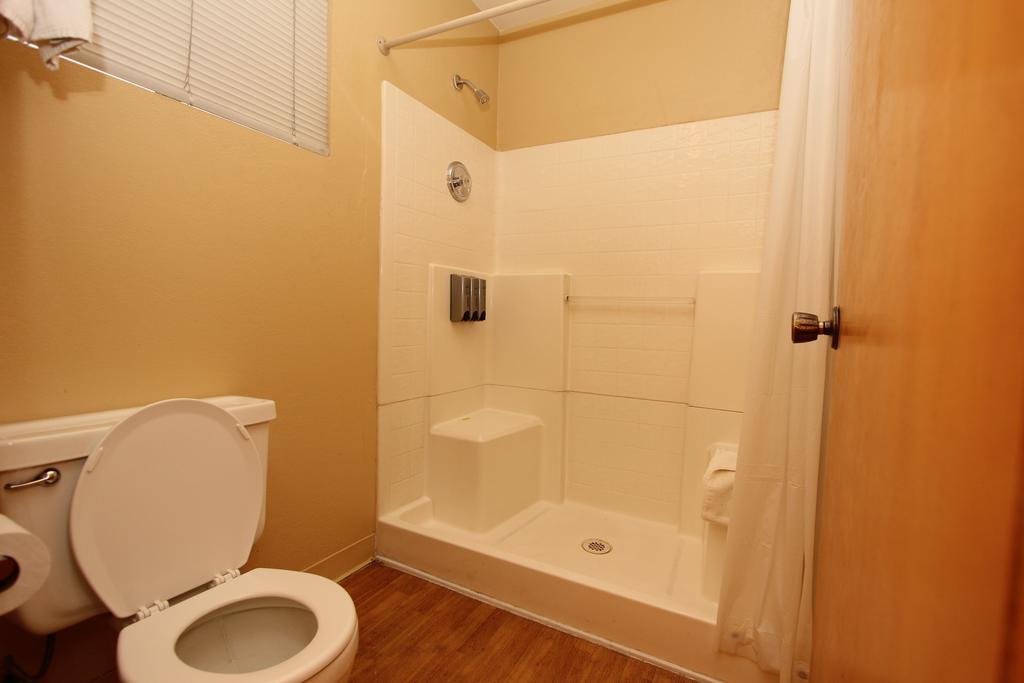 Oakhurst Lodge Room photo